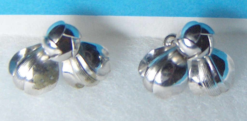 Wonderful Floral Silver Tone Screw On Earrings Wonderful Floral Silver Tone Screw On Earrings
