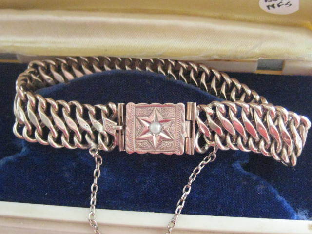 Vintage 14K Gold Bracelet w/Pearl Inset & Safety Chain 15.13 grams Vintage 14K Gold Bracelet w/Pearl Inset & Safety Chain 15.13 grams