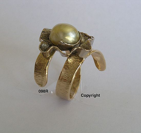 14ct white & yellow gold South Sea golden Pearl ring. 14ct white & yellow gold South Sea golden Pearl ring.