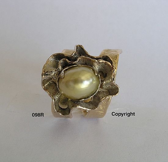 14ct white & yellow gold South Sea golden Pearl ring. 14ct white & yellow gold South Sea golden Pearl ring.
