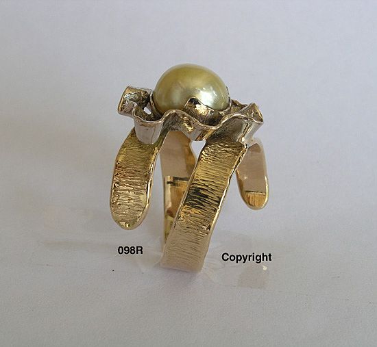 14ct white & yellow gold South Sea golden Pearl ring. 14ct white & yellow gold South Sea golden Pearl ring.