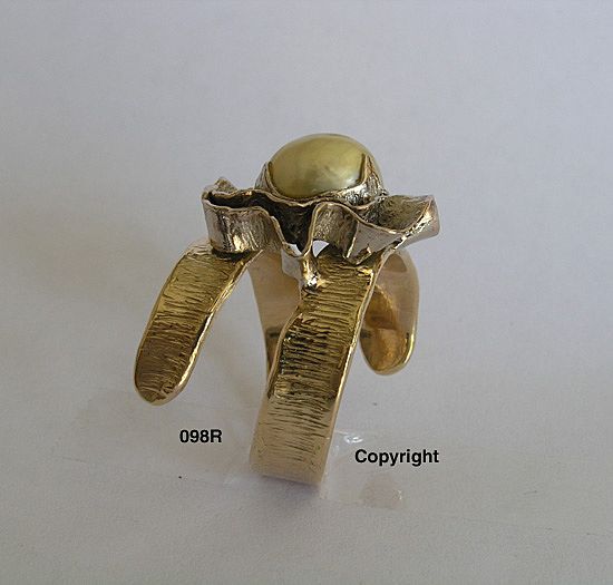 14ct white & yellow gold South Sea golden Pearl ring. 14ct white & yellow gold South Sea golden Pearl ring.