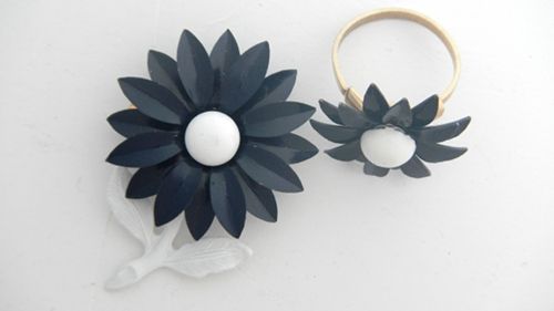 Metal Flower Navy And White Daisy Pin and Ring Set Metal Flower Navy And White Daisy Pin and Ring Set