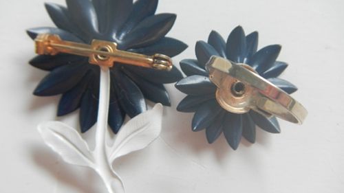 Metal Flower Navy And White Daisy Pin and Ring Set Metal Flower Navy And White Daisy Pin and Ring Set