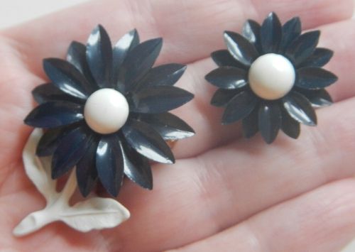 Metal Flower Navy And White Daisy Pin and Ring Set Metal Flower Navy And White Daisy Pin and Ring Set