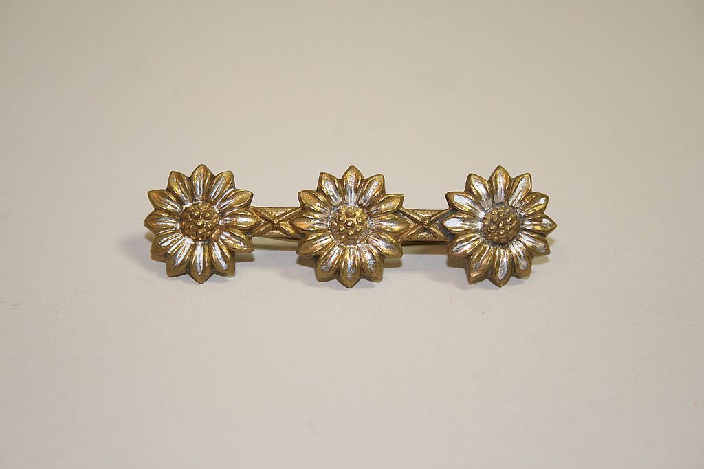 Very Early Hand Made Daisy Pin Very Early Hand Made Daisy Pin