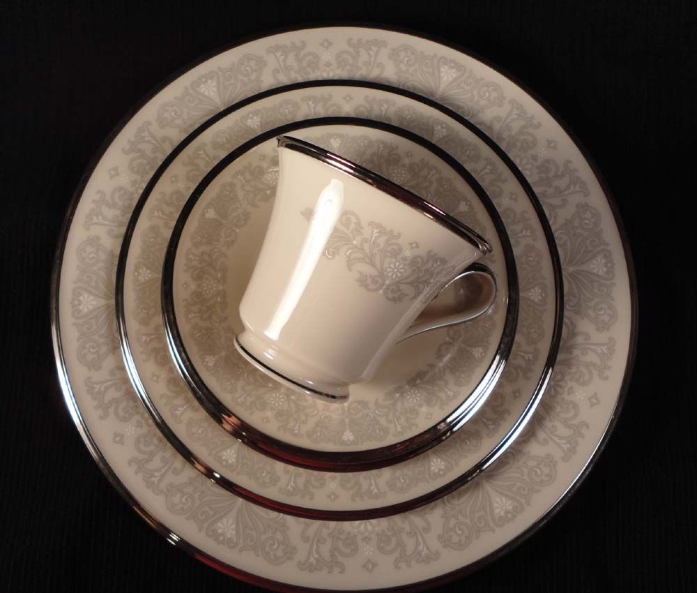 Lenox China "Snow Lily" 5-piece Place Setting Lenox China "Snow Lily" 5-piece Place Setting