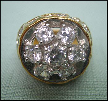 Wow! Gentleman's Vintage Flashy Clear 7 Stone CZ Ring Set In Goldtone Metal Size 9 Wow! Gentleman's Vintage Flashy Clear 7 Stone CZ Ring Set In Goldtone Metal Size 9