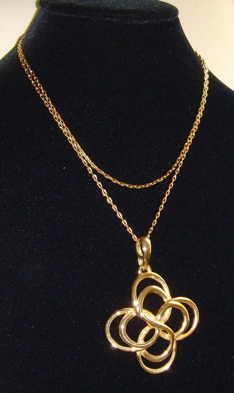 Gold Tone Circle in Circle Necklace Gold Tone Circle in Circle Necklace