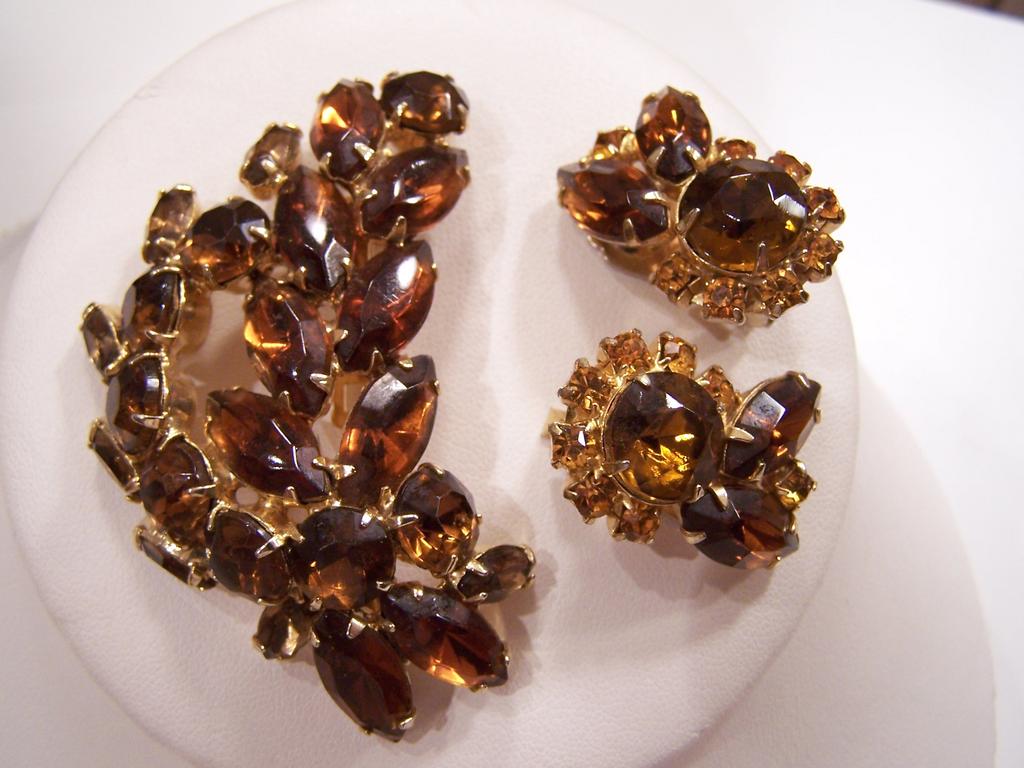 Gorgeous Fall Rhinestone Set Brooch and Earrings Gorgeous Fall Rhinestone Set Brooch and Earrings