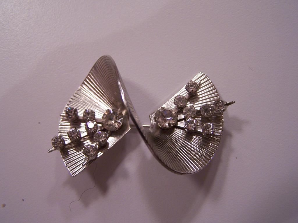 Rhinestone Swirl Brooch Rhinestone Swirl Brooch
