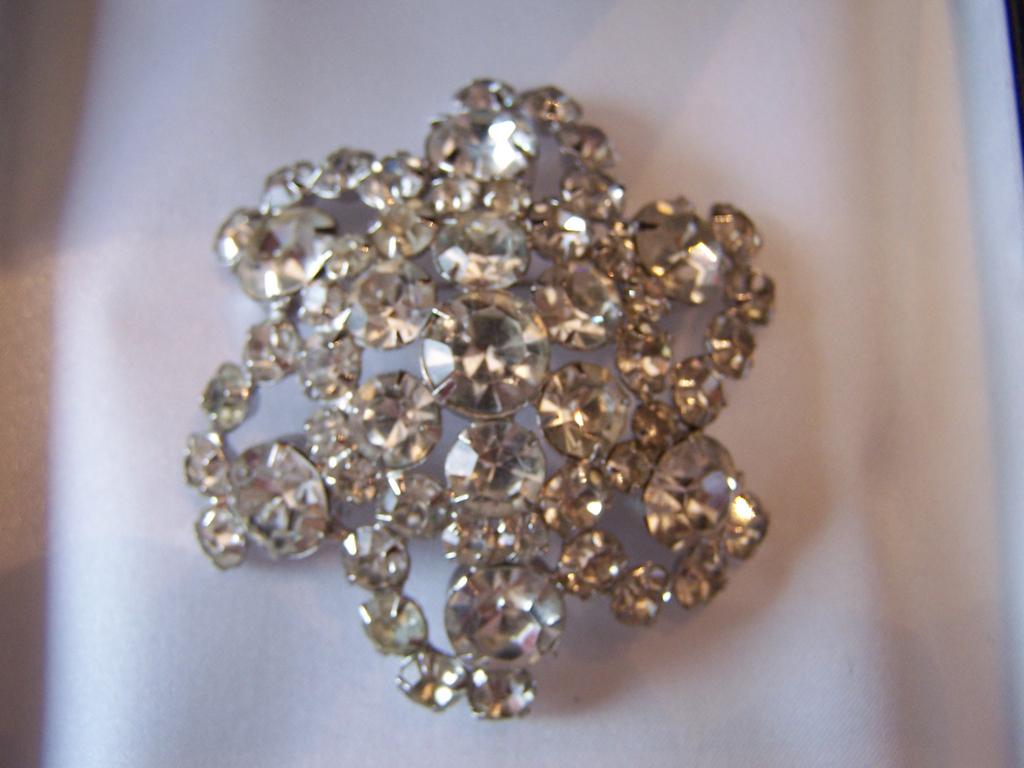 Beautiful Snowflake Star Rhinestone Brooch Beautiful Snowflake Star Rhinestone Brooch