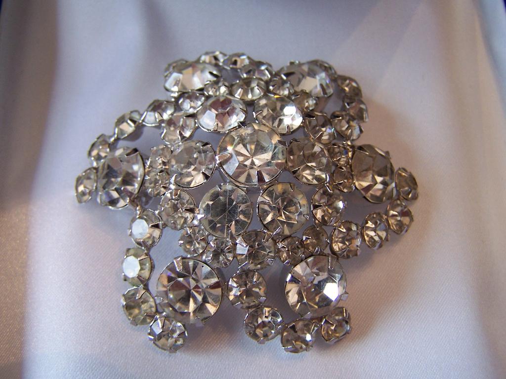 Beautiful Snowflake Star Rhinestone Brooch Beautiful Snowflake Star Rhinestone Brooch