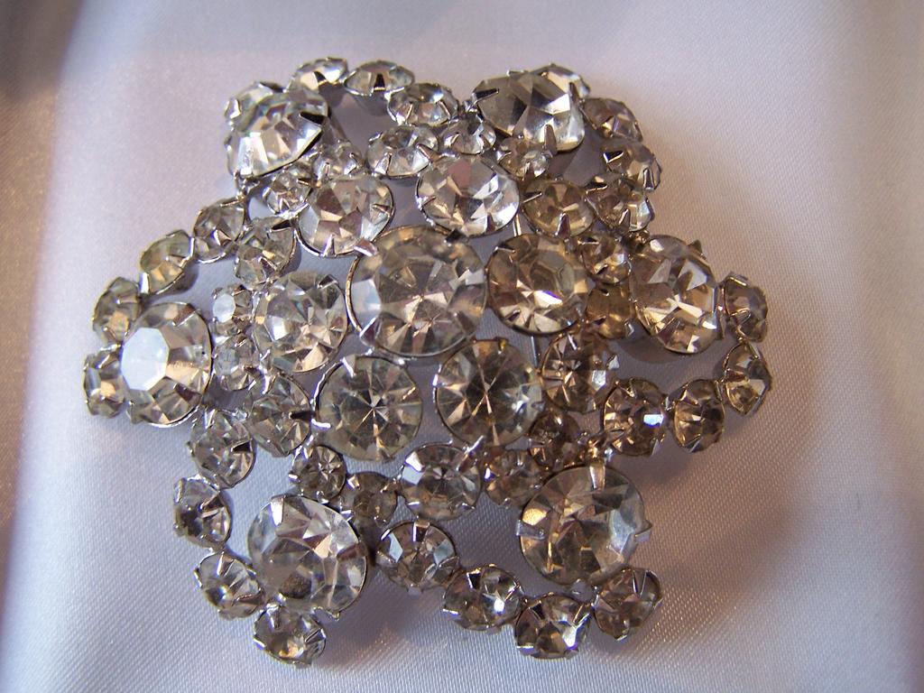 Beautiful Snowflake Star Rhinestone Brooch Beautiful Snowflake Star Rhinestone Brooch
