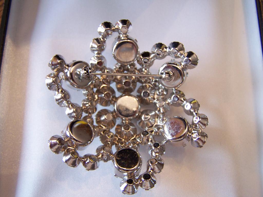 Beautiful Snowflake Star Rhinestone Brooch Beautiful Snowflake Star Rhinestone Brooch