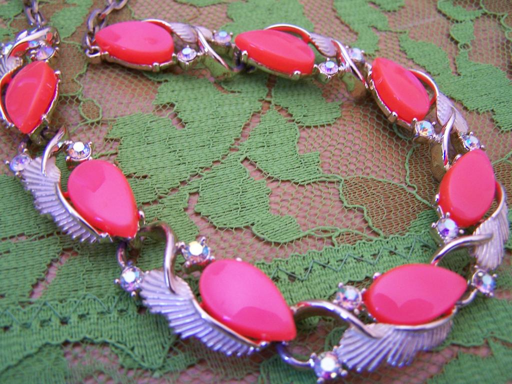 Vintage Thermo- set Necklace with Rhinestones Vintage Thermo- set Necklace with Rhinestones