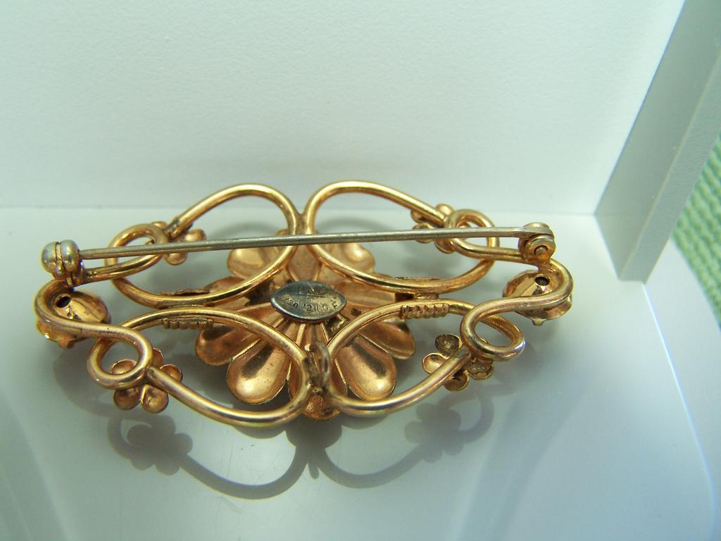 Gorgeous Signed Topaz Rhinestone Brooch 1/20 12K G.F. Gorgeous Signed Topaz Rhinestone Brooch 1/20 12K G.F.