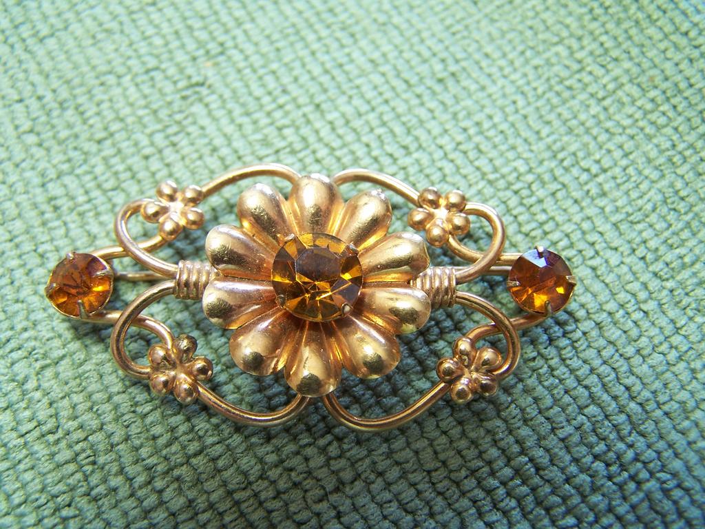 Gorgeous Signed Topaz Rhinestone Brooch 1/20 12K G.F. Gorgeous Signed Topaz Rhinestone Brooch 1/20 12K G.F.
