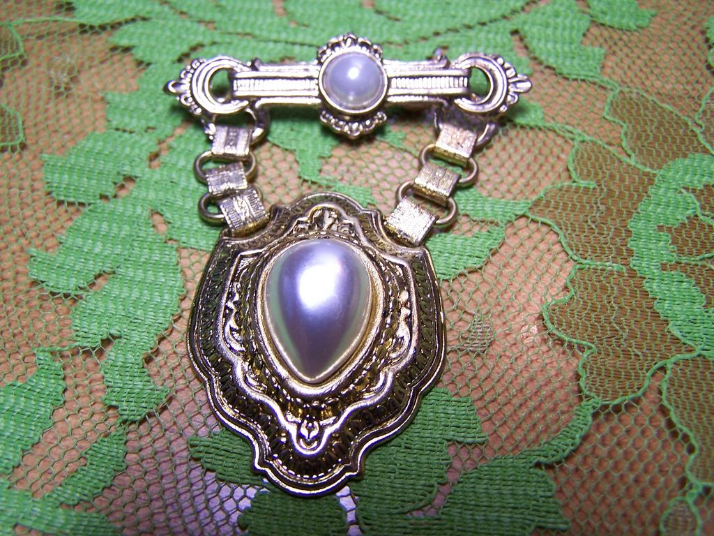 Vintage Bar Pin With Dangle Vintage Bar Pin With Dangle