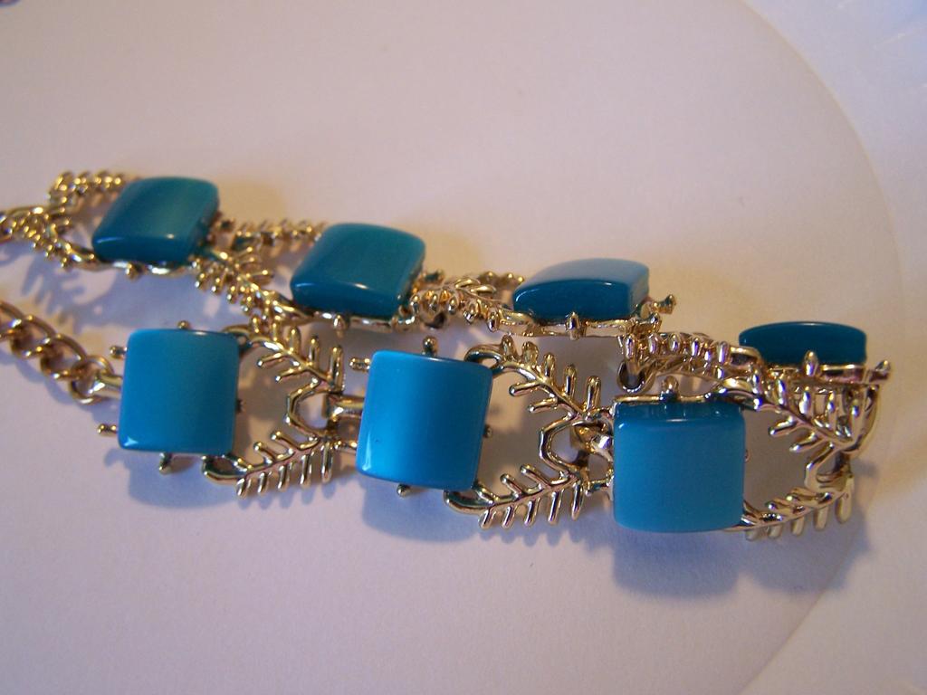 Lovely Lucite Necklace Lovely Lucite Necklace