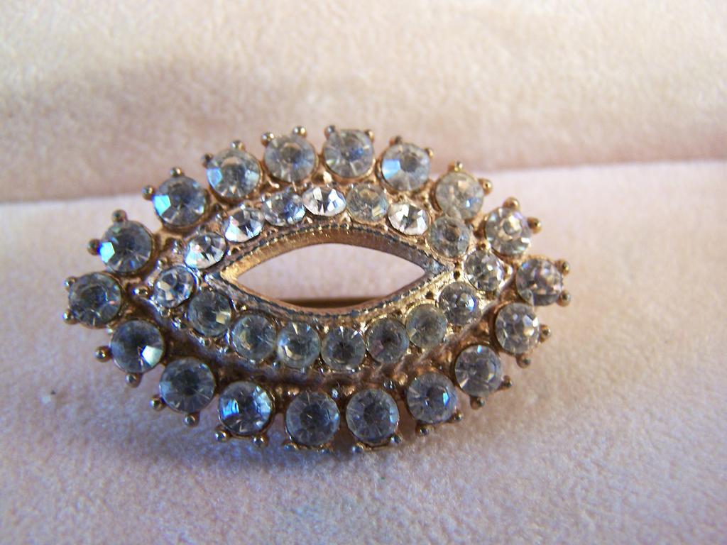 Sparkling Brooch with Double Row Of Clear Rhinestones Sparkling Brooch with Double Row Of Clear Rhinestones