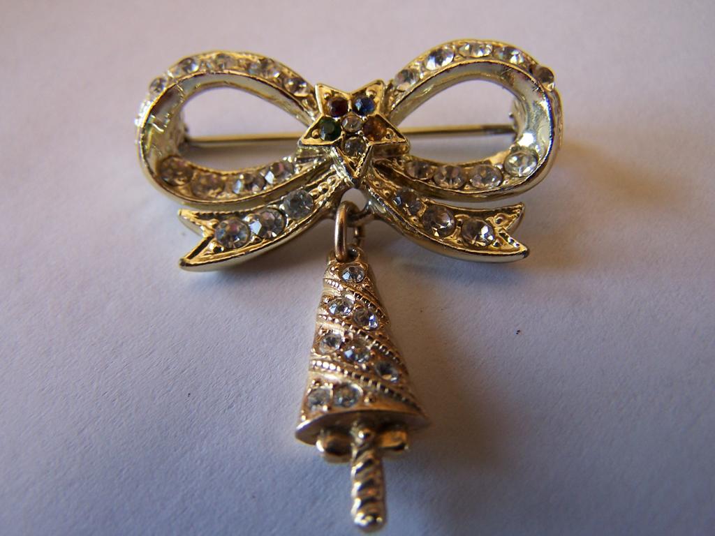 Vintage Figural Pin Golden Hand With Rhinestone Vintage Figural Pin Golden Hand With Rhinestone