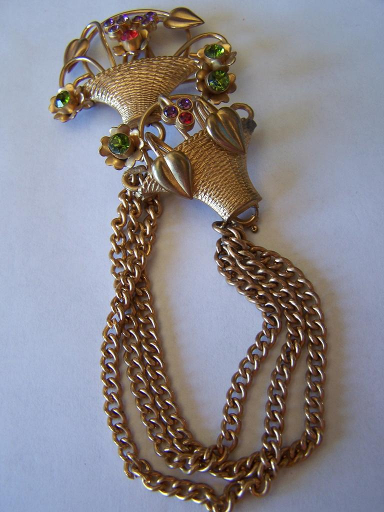 Vintage Chatelaine Set Of 2 Flower Basket Pins With Rhinestones Vintage Chatelaine Set Of 2 Flower Basket Pins With Rhinestones