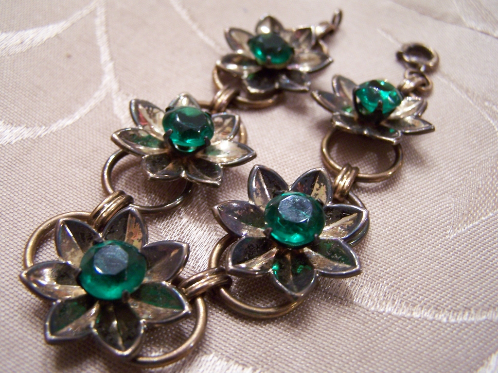 Vintage Green Rhinestone Bracelet With Flower Design Vintage Green Rhinestone Bracelet With Flower Design