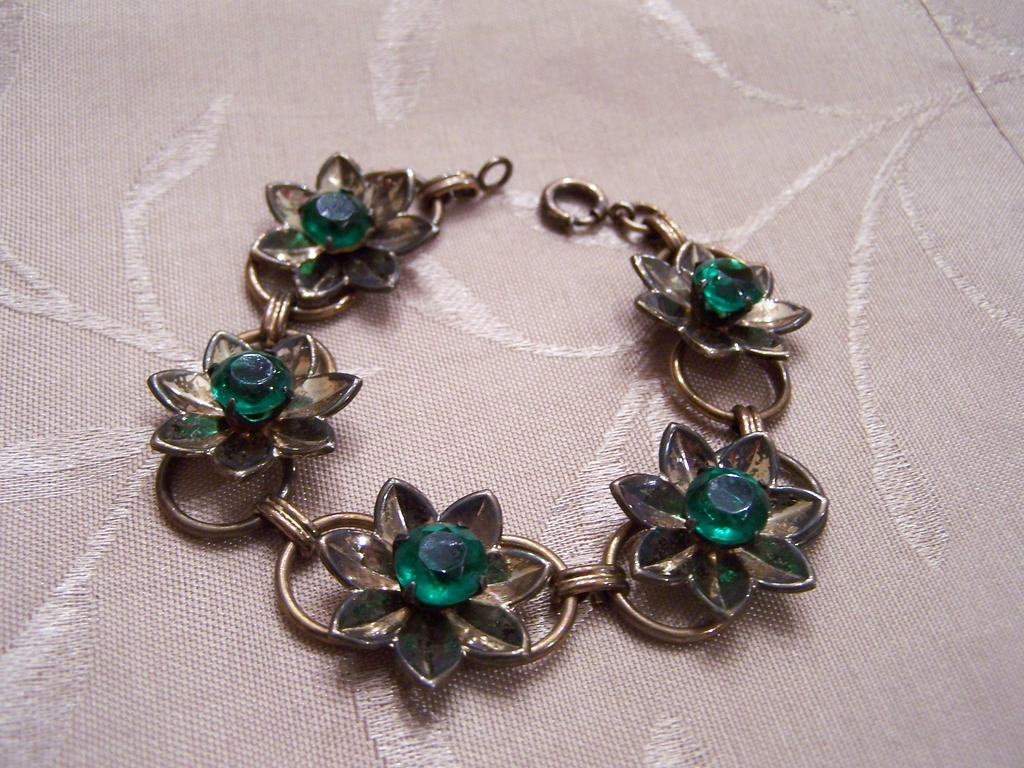 Vintage Green Rhinestone Bracelet With Flower Design Vintage Green Rhinestone Bracelet With Flower Design