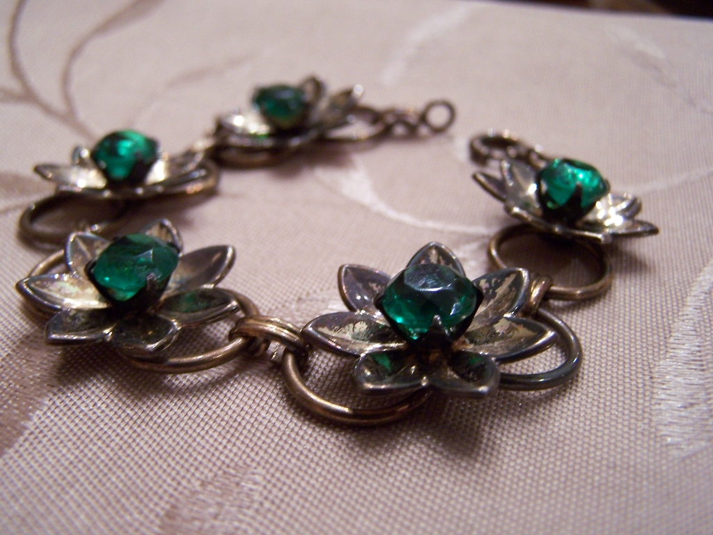 Vintage Green Rhinestone Bracelet With Flower Design Vintage Green Rhinestone Bracelet With Flower Design