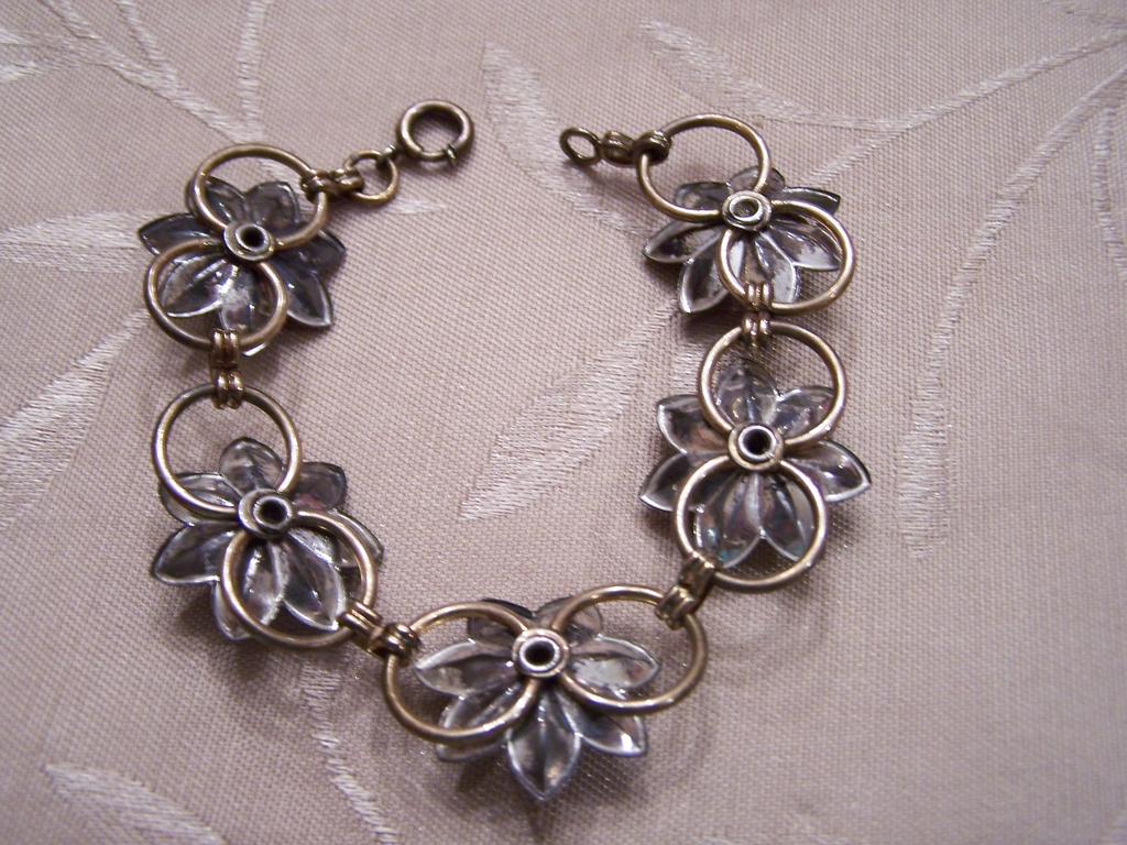 Vintage Green Rhinestone Bracelet With Flower Design Vintage Green Rhinestone Bracelet With Flower Design