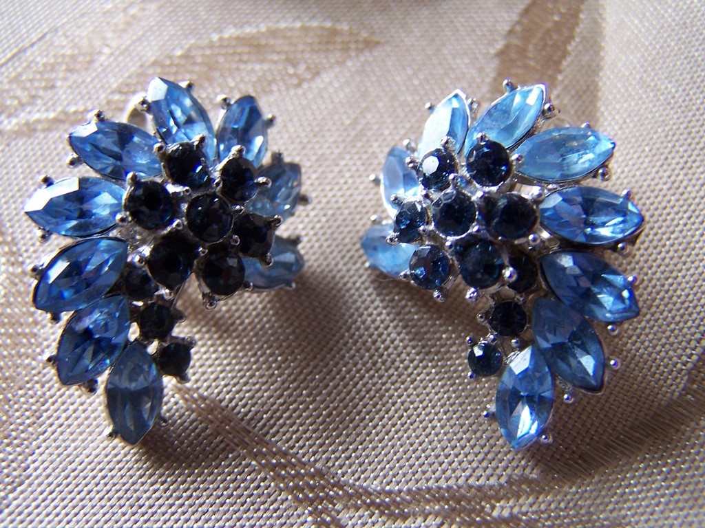 Signed Trifari Crown Set of Blue Rhinestone Earrings and Brooch Signed Trifari Crown Set of Blue Rhinestone Earrings and Brooch