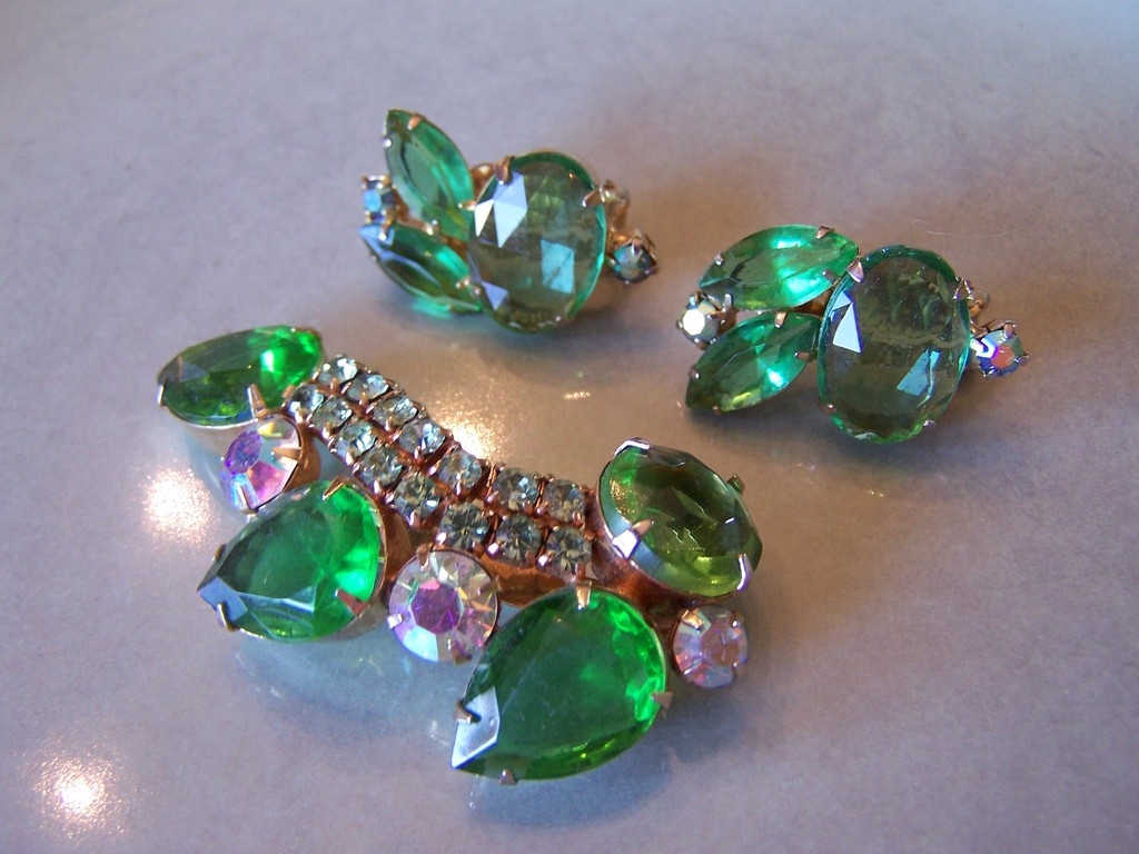 Glitzy Juliana Green Rhinestone Brooch and Earrings Set Glitzy Juliana Green Rhinestone Brooch and Earrings Set