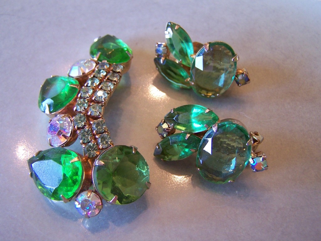 Glitzy Juliana Green Rhinestone Brooch and Earrings Set Glitzy Juliana Green Rhinestone Brooch and Earrings Set