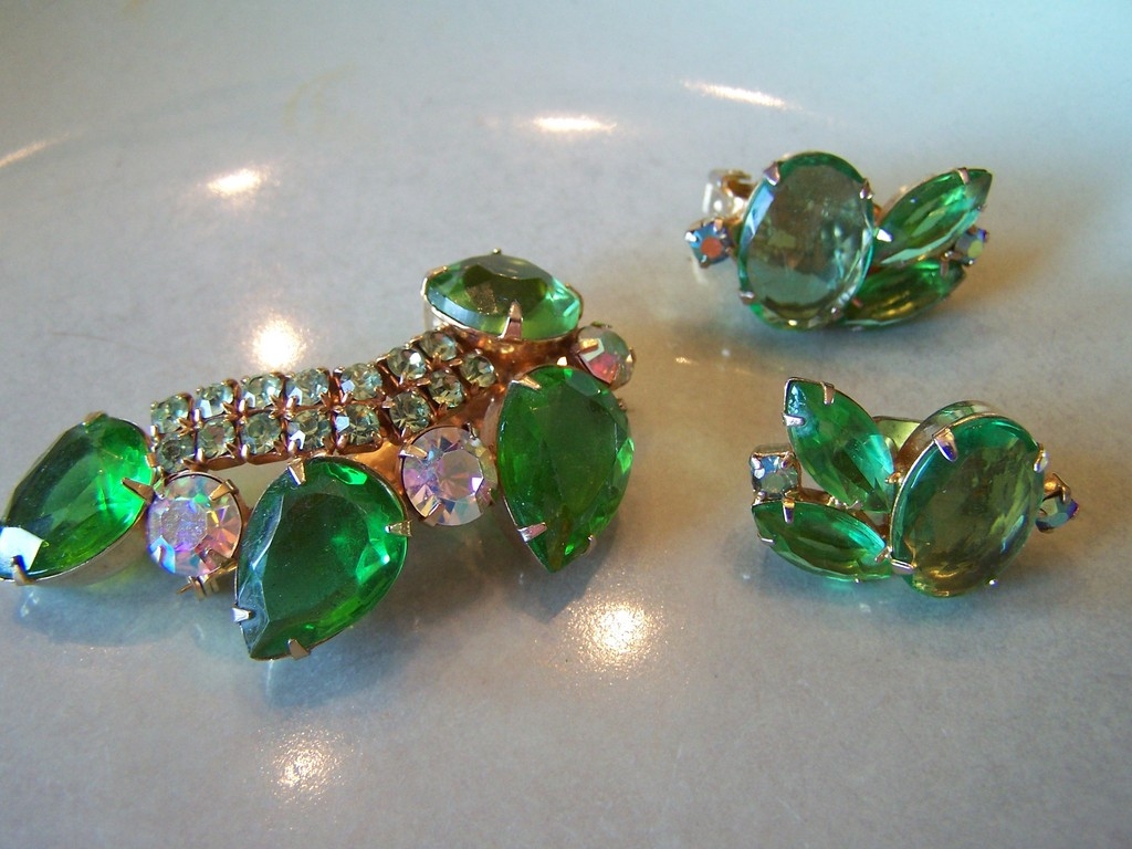 Glitzy Juliana Green Rhinestone Brooch and Earrings Set Glitzy Juliana Green Rhinestone Brooch and Earrings Set