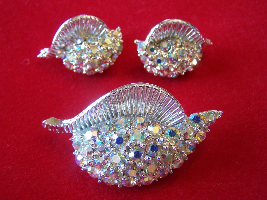 Vintage AB Rhinestone Set Of Brooch and Earrings Vintage AB Rhinestone Set Of Brooch and Earrings