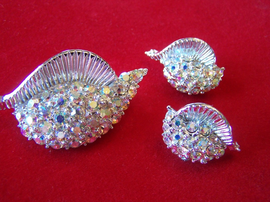 Vintage AB Rhinestone Set Of Brooch and Earrings Vintage AB Rhinestone Set Of Brooch and Earrings