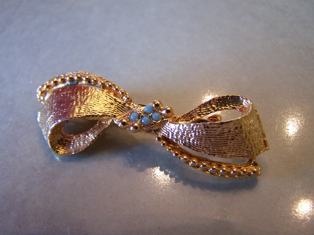 Petite Turquoise Beaded Bow Pin Brooch Petite Turquoise Beaded Bow Pin Brooch