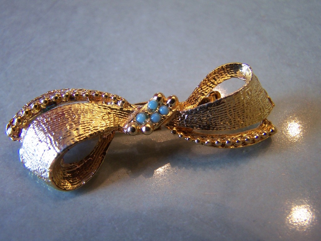 Petite Turquoise Beaded Bow Pin Brooch Petite Turquoise Beaded Bow Pin Brooch