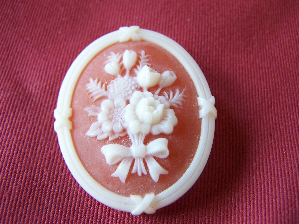 Vintage Floral Cameo Brooch Pin Vintage Floral Cameo Brooch Pin
