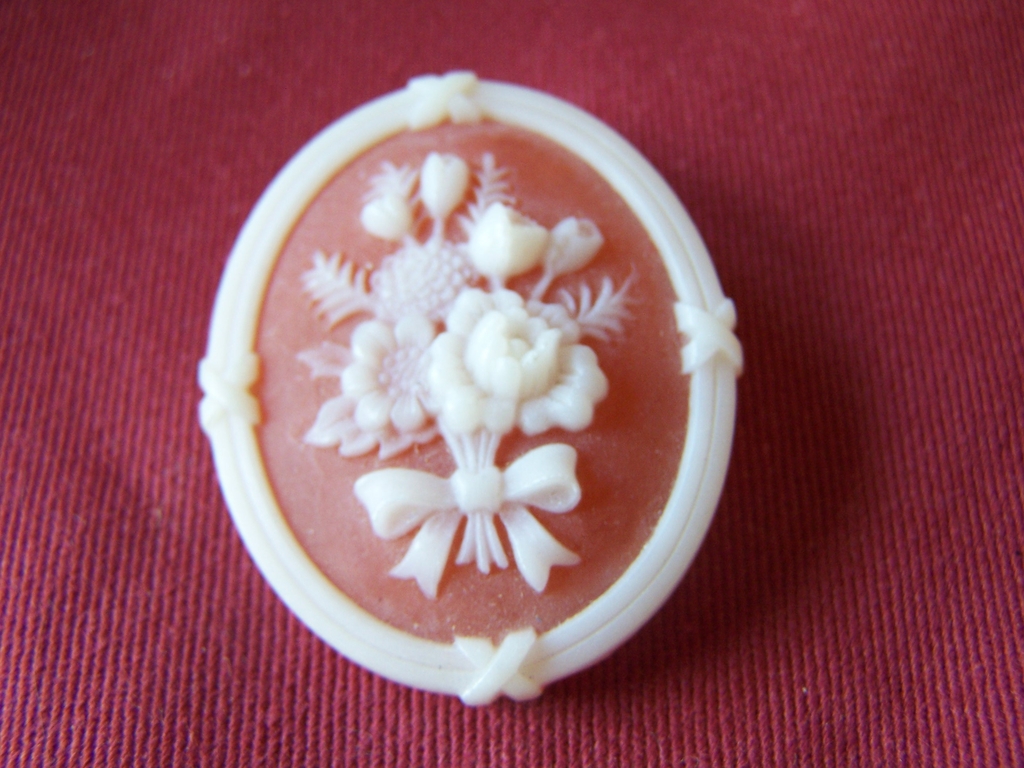 Vintage Floral Cameo Brooch Pin Vintage Floral Cameo Brooch Pin