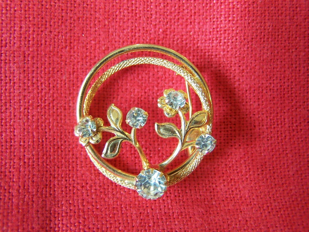Vintage Rhinestone Brooch With Pretty Floral Spray Design Vintage Rhinestone Brooch With Pretty Floral Spray Design
