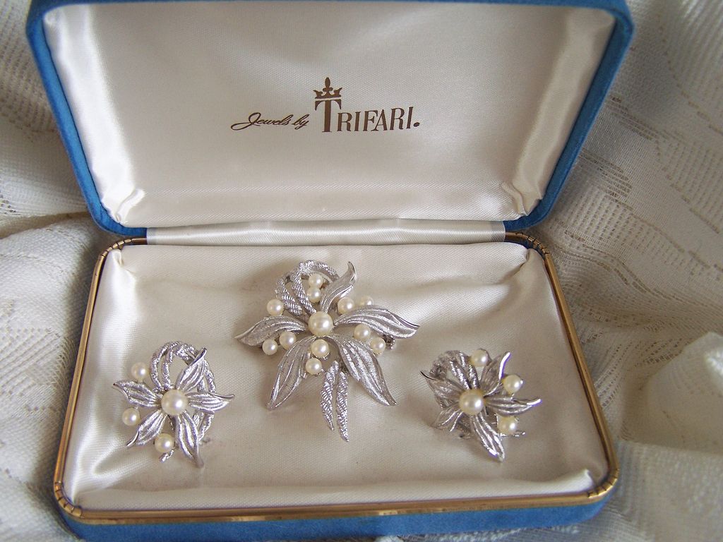 Vintage Signed Demi Parure In Original Box Vintage Signed Demi Parure In Original Box