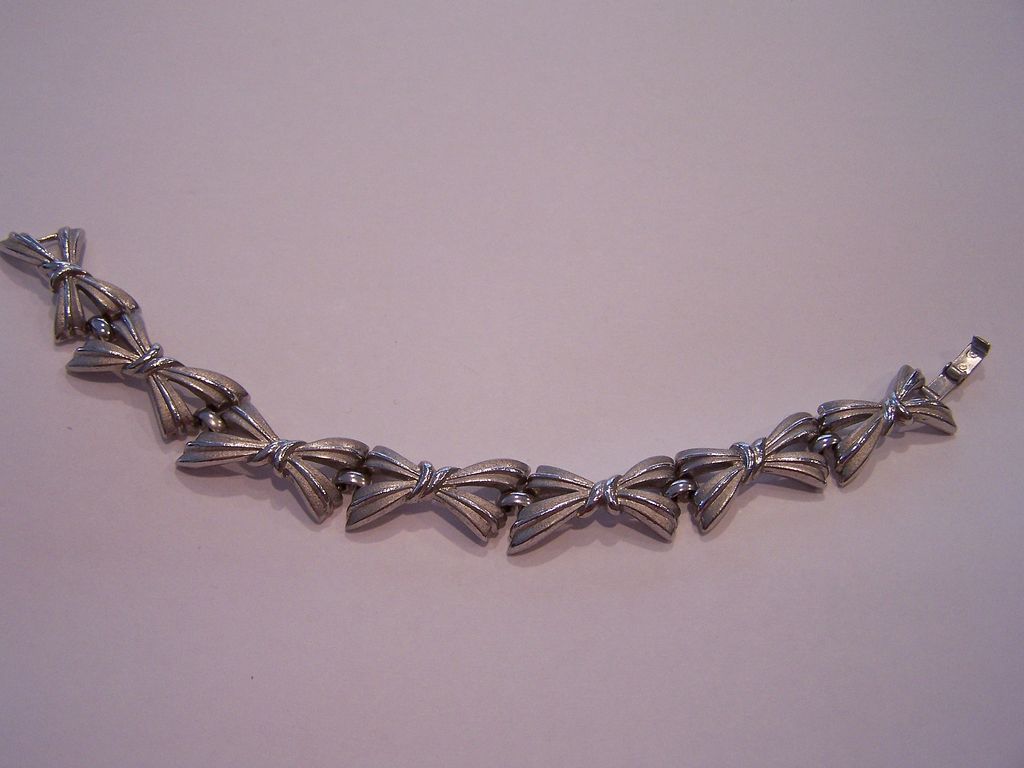 Signed Trifari Crown Bracelet With Bows Signed Trifari Crown Bracelet With Bows