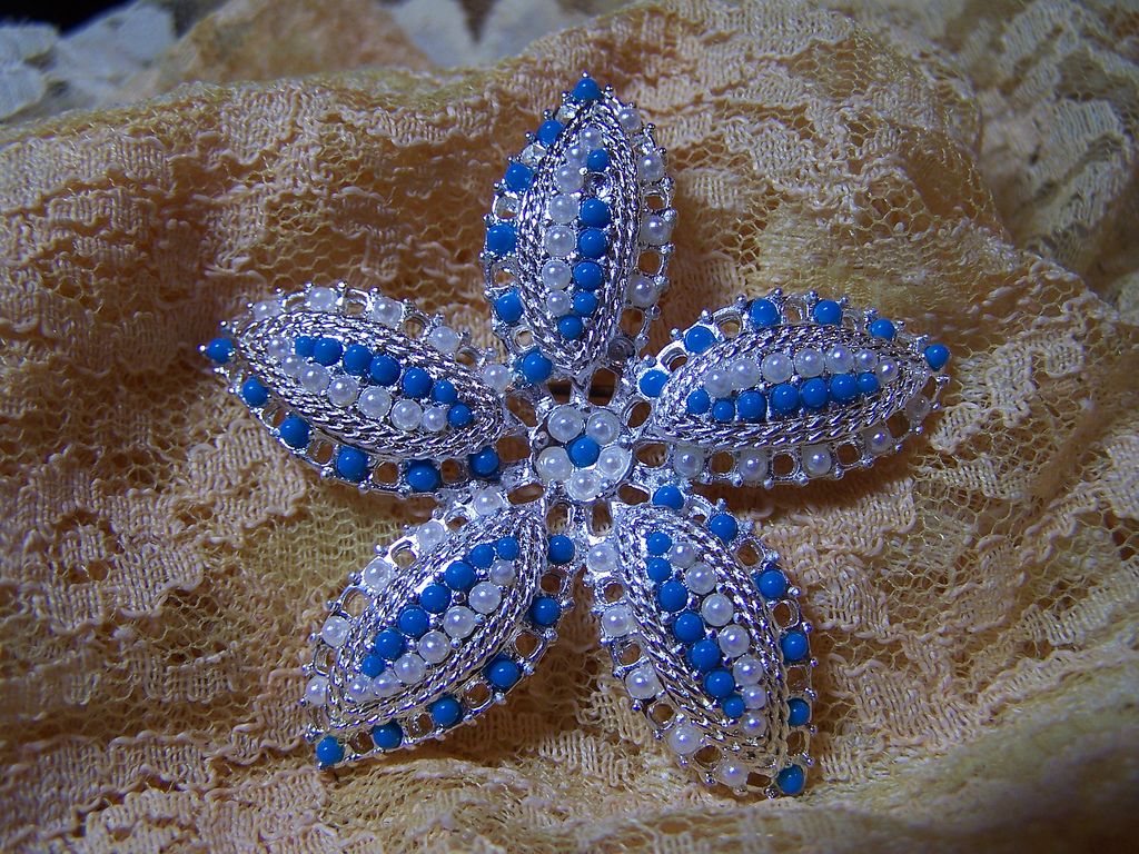 Silvertone Brooch Pin With Faux Pearls and Faux Turquoise Silvertone Brooch Pin With Faux Pearls and Faux Turquoise