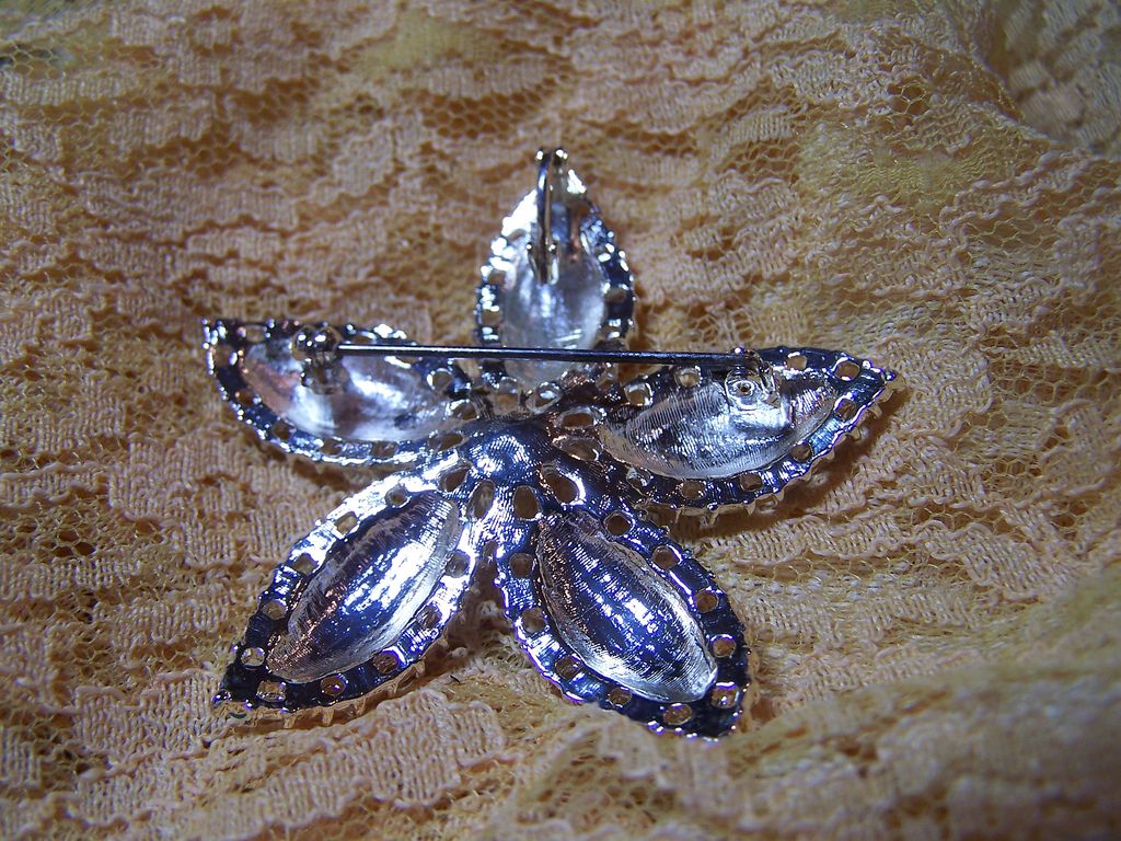 Silvertone Brooch Pin With Faux Pearls and Faux Turquoise Silvertone Brooch Pin With Faux Pearls and Faux Turquoise