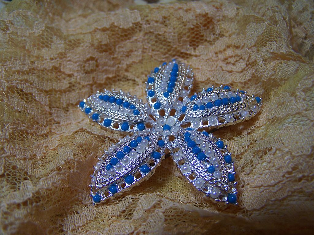 Silvertone Brooch Pin With Faux Pearls and Faux Turquoise Silvertone Brooch Pin With Faux Pearls and Faux Turquoise