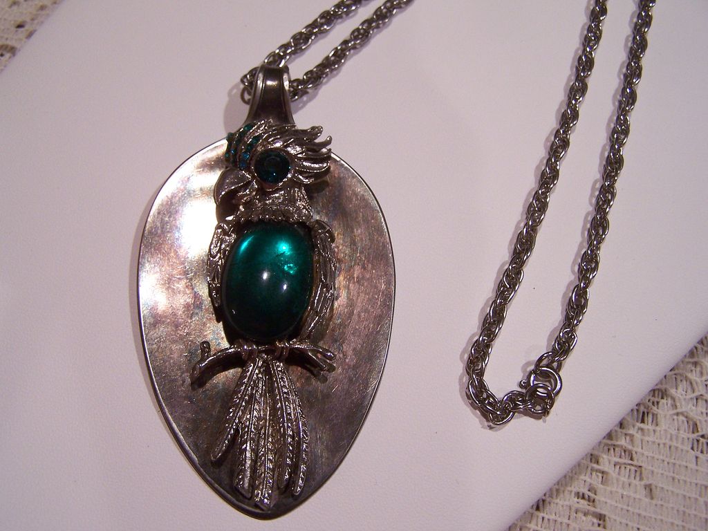 Chunky Vintage Rhinestone Bird Pendant On Silvertone Chain Necklace Chunky Vintage Rhinestone Bird Pendant On Silvertone Chain Necklace