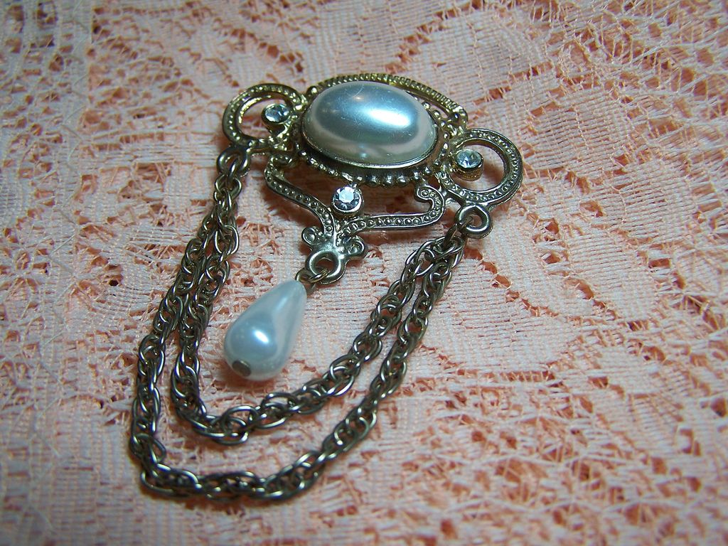 Vintage Brooch With Dangles Vintage Brooch With Dangles