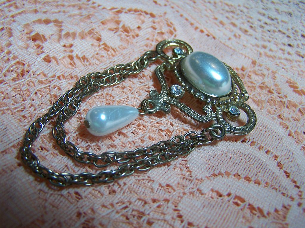 Vintage Brooch With Dangles Vintage Brooch With Dangles
